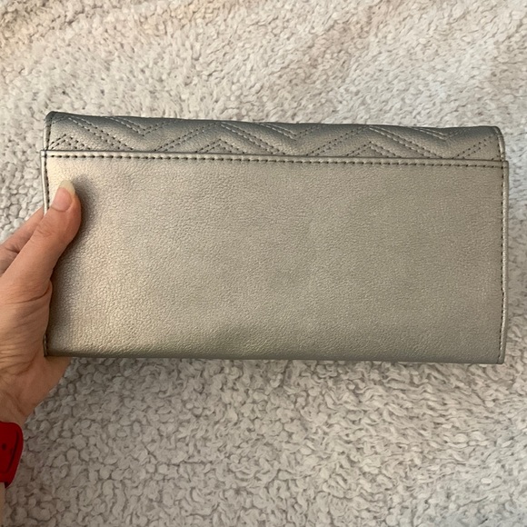 Guess Silver / Grey Leather Chevron Clutch - Picture 12 of 17